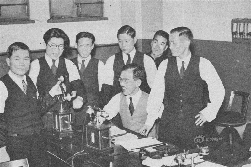【1933】经济的复苏带来了技术的发展繁荣，这一切都得益于从中国的殖民掠夺。图为1933年日本大阪的铁路工人在试用电话。