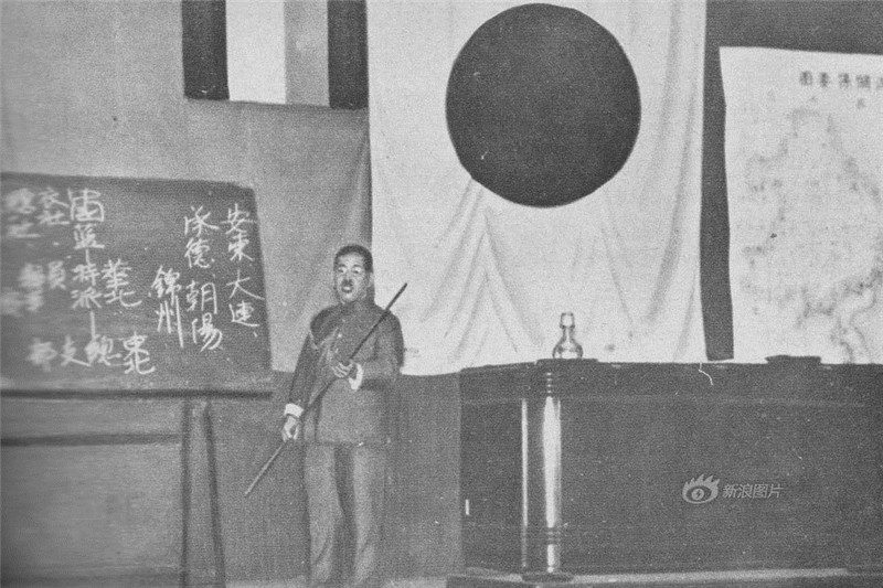 【1935】潜移默化之间，日本青年对中国地名慢慢熟悉起来，他们认为在中国可以建功立业。图为日本教官在教青年人认识中国东北的地名。
