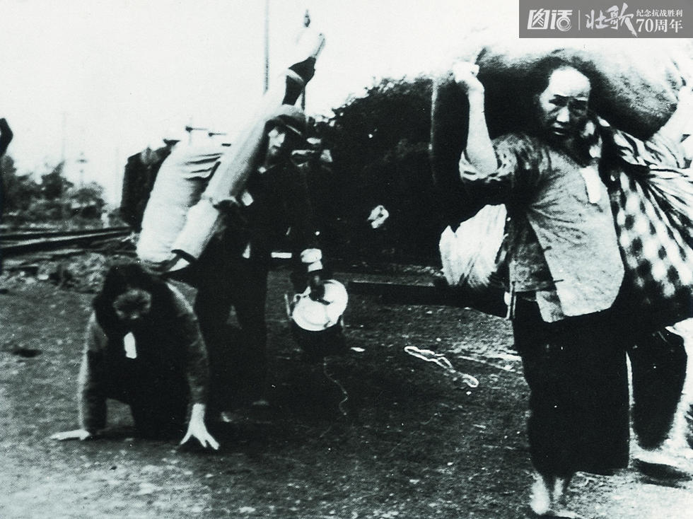 图为1937年，上海，图为逃难中的一家人。