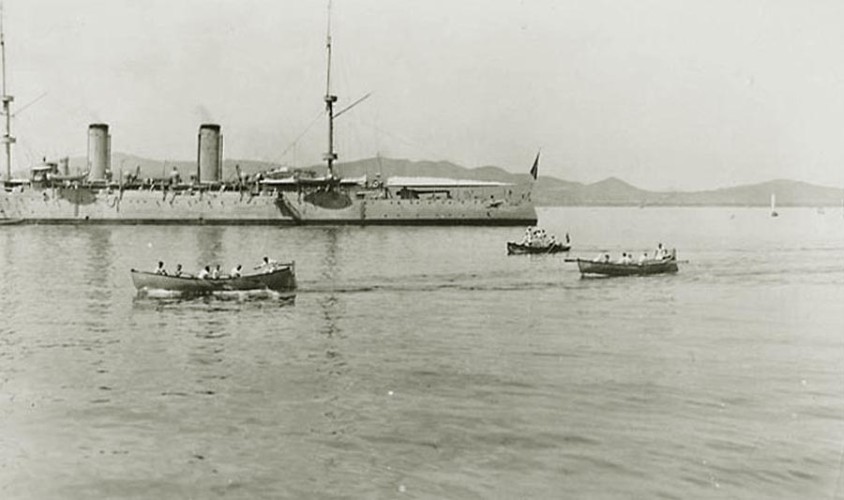 “海圻”舰为英国于19世纪末建造，拥有当时中国最大8寸口径的舰炮，但实在太过老旧，最后决定自沉在江阴阻塞航道
