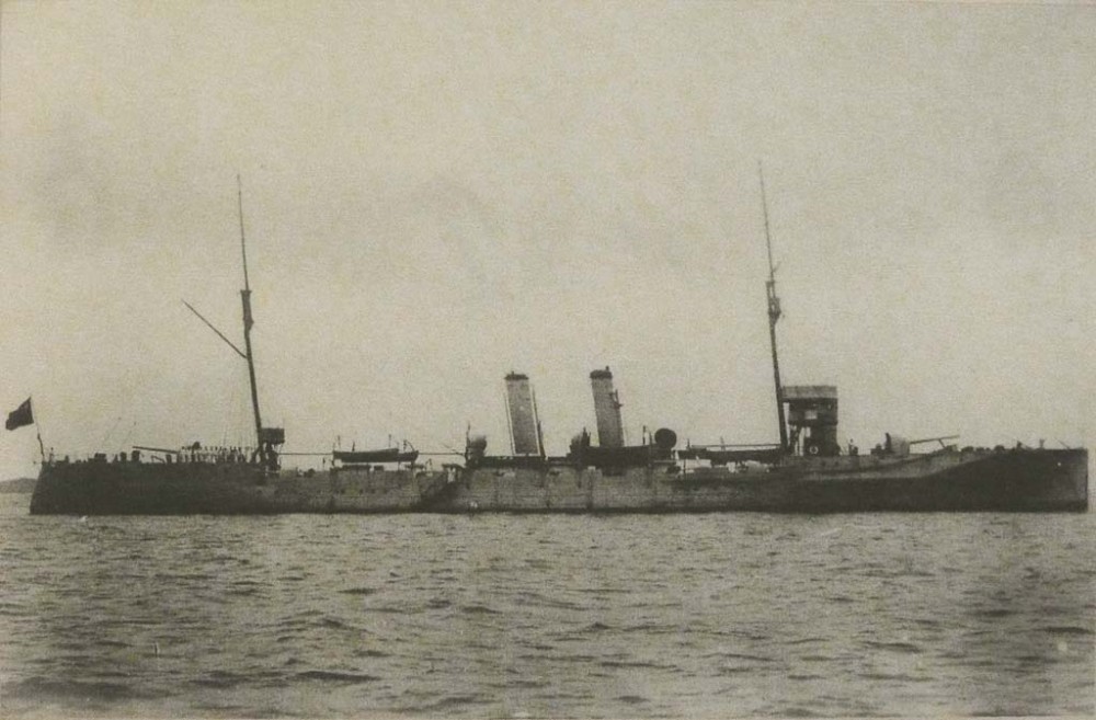 广东海军的“肇和”号巡洋舰。她原来要随“海圻”与“海琛”叛逃，但因汽轮机叶片正在维修动弹不得，意外留下成为广东海军最有实力的军舰。