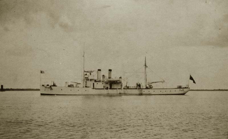 “海静”号原为浙江海警局的炮舰，是欧阳格以私人关系借用而成为电雷学校的练习舰之一，借用后将舰尾的3寸炮拆除改装吊杆兼做布雷舰用。