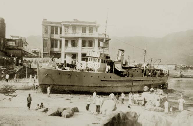 广东海军的“海鶖”号炮舰，这是她1936年8月16日停泊香港期间因为台风搁浅岸上。