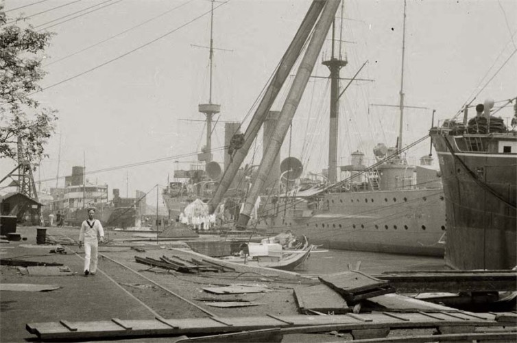 1937年停泊在上海江南造船所码头等待检修的“海容”号巡洋舰，这时已接近她的命的终点。