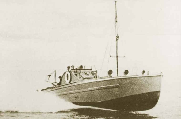 电雷学校向英国Thorncroft公司进口的鱼雷快艇出厂试，本艇属于滑航艇型的摩托快艇(CMB)。