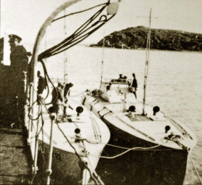 两艘电雷学校的英国制鱼雷快艇并泊于母船旁