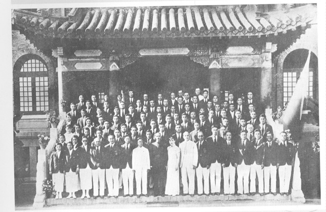 1936年，中国派出了由政府官员、体育界名流和运动员、教练员等141人组成的代表团参加德国柏林第11届奥运会。这是旧中国参加的规模最大、人数最多的一次体育赛事。图为中国代表团出发前在南京励志社留影。