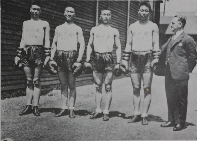 拳击运动员李梦华、王润兰、靳桂、靳贵第在上海受训。