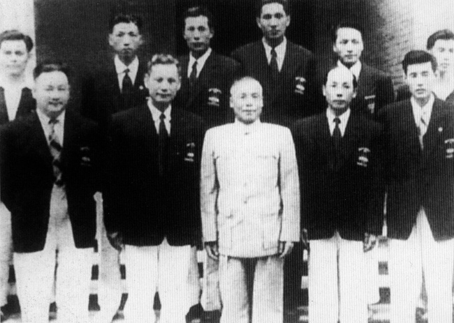 1948年，李宗仁（前排中）在南京总统府接见参加伦敦奥运会的中国代表团部分成员。