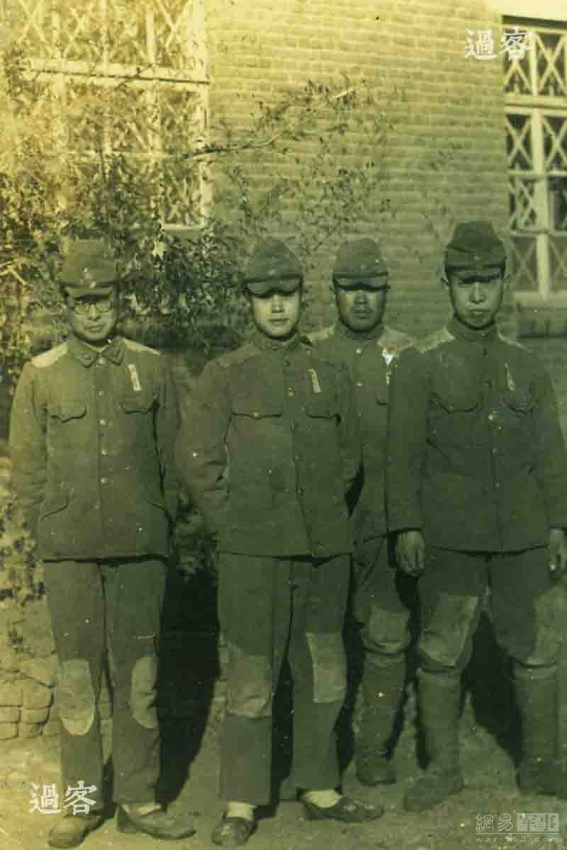 1944年10月8日，相册主人（左二）与阿城教育队成员的合影。