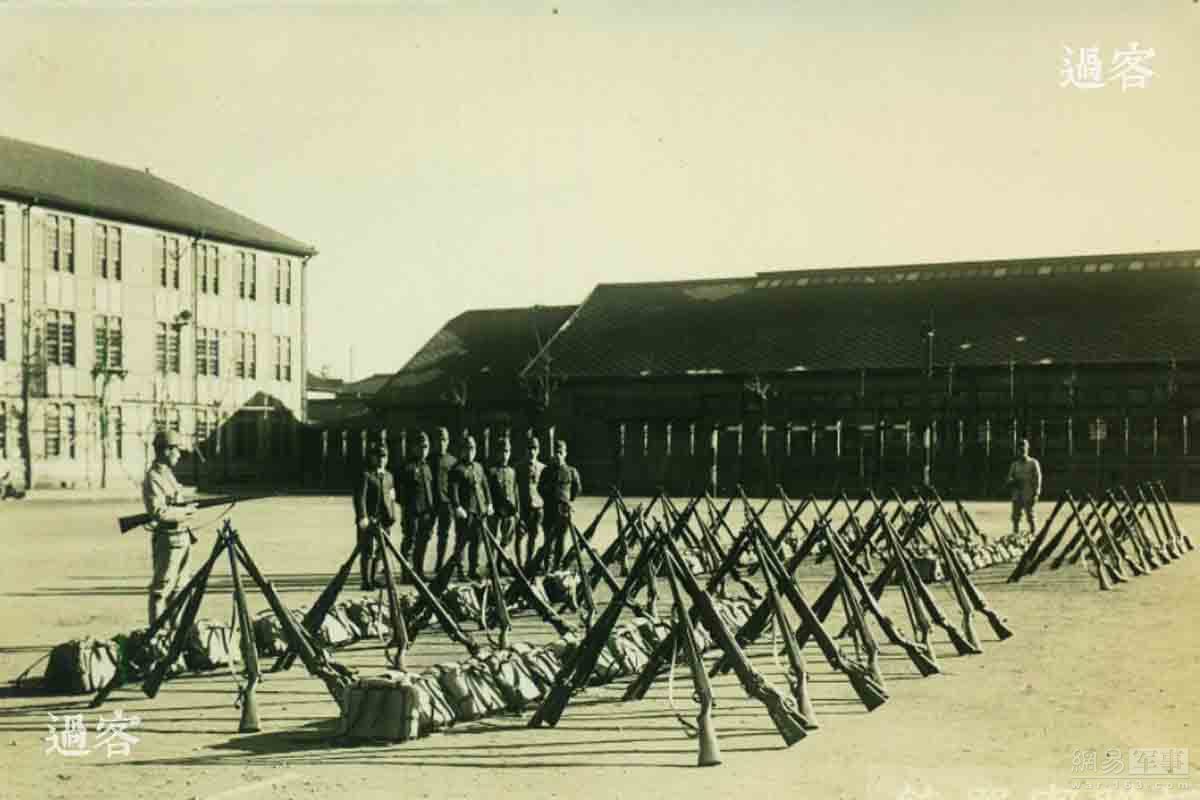 昭和16年（即1941年）12月，相册主人在府立七中校参加军训时的照片。