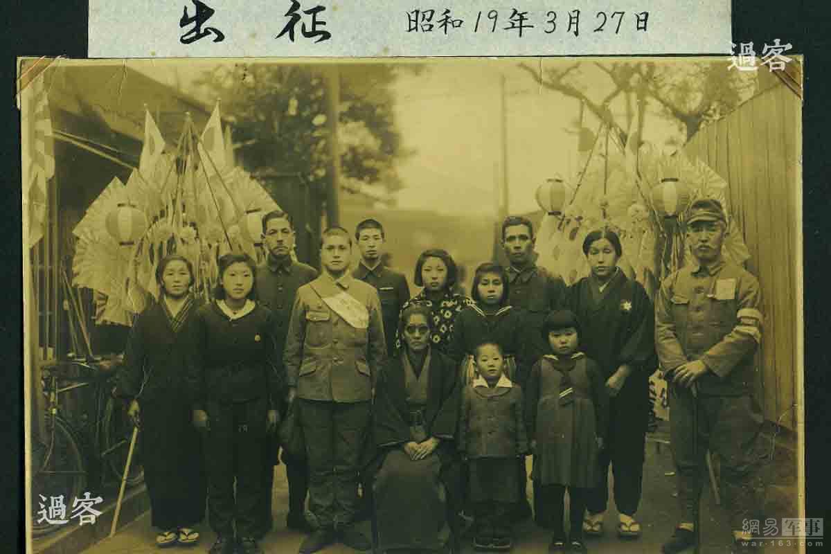在一幅13个人合影的大照片中，21岁的相册主人站立在母亲身旁，周围的亲朋好友们脸上多少有些凝重，上面注释着“出征，昭和19（1944）年3月27日”。他就是在这一天，踏上了出征中国的遥远路途。