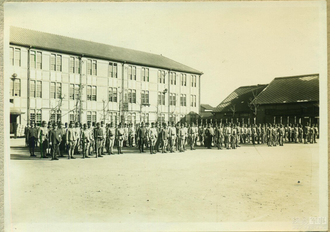相册主人在大学军训时的照片，最右侧站立者为相册主人。