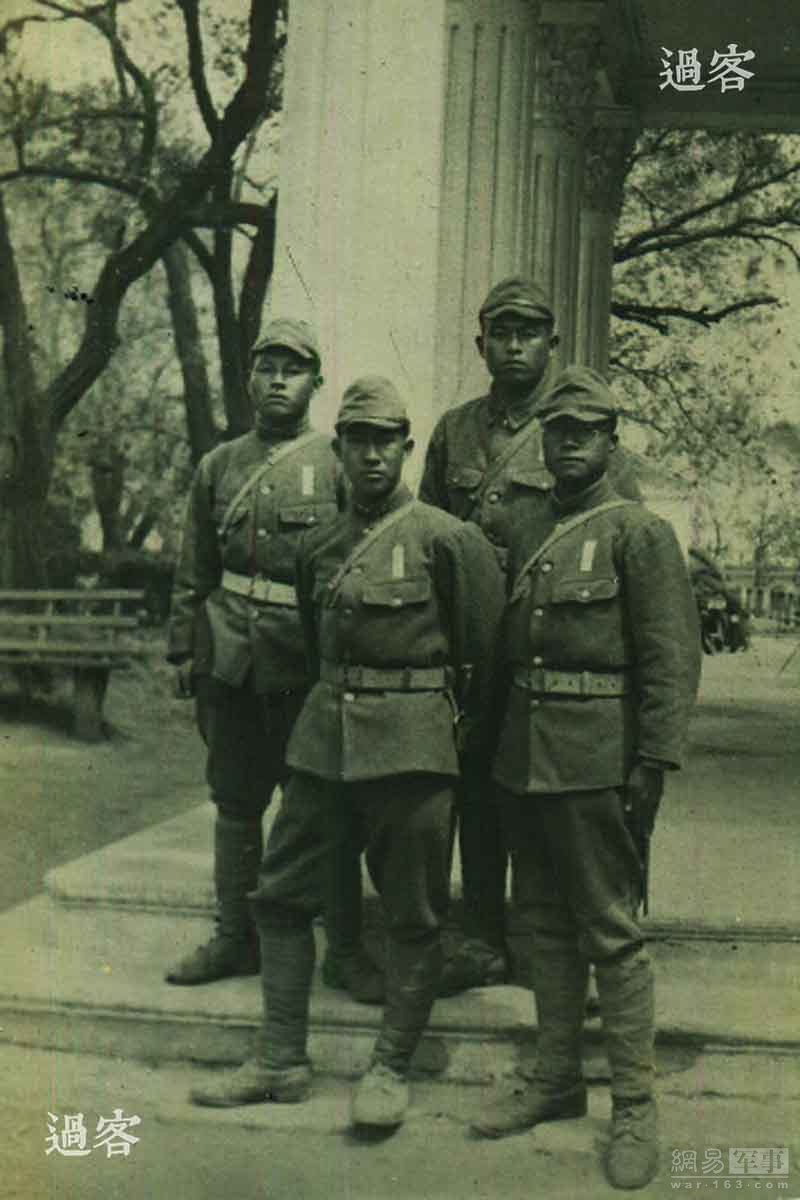图为相册主人的战友们在齐齐哈尔的龙沙公园内合影。