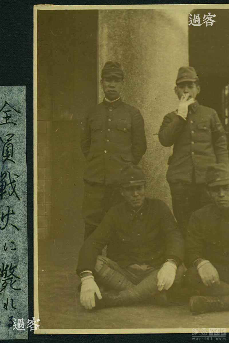 图为1943年相册主人的朋友小津甚平的照片，右边后来补充注释此人于南海阵亡，照片后面显示他在南海时的身份是航空技术兵。
