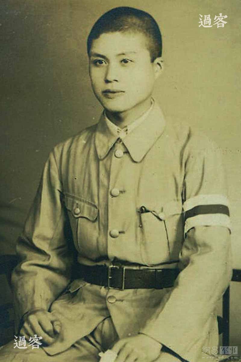 这是相册主人18岁时的军装照。