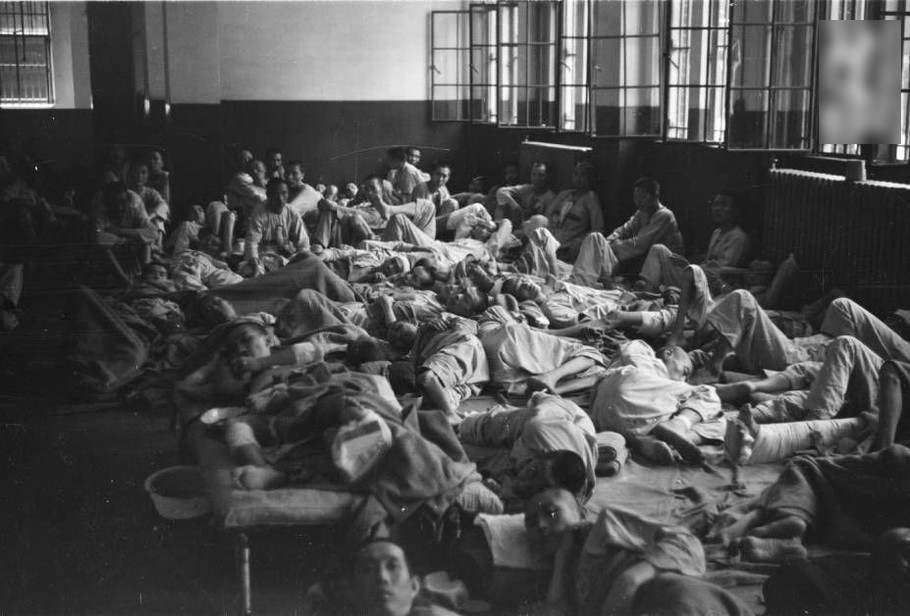 房间挤满了在上海的战争中受伤人或可能生病的人。1937年。
