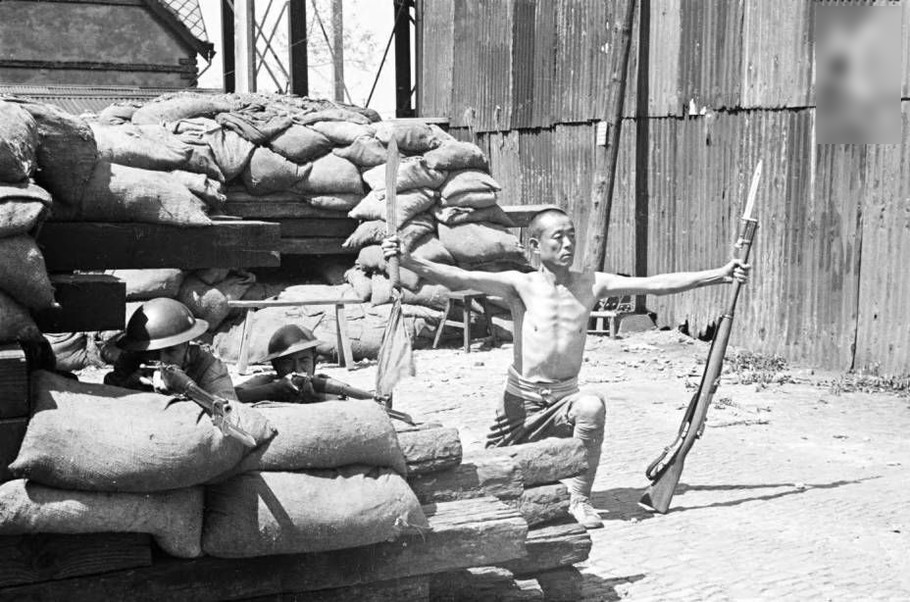 举着刀枪与日本鬼子对峙的中国军人。上海1937年。