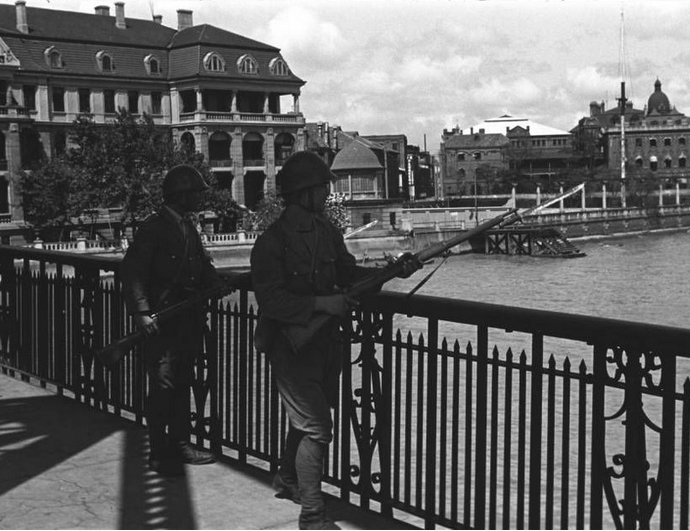 日本鬼子卫兵在外白渡桥俯瞰苏州河。左边的背景下俄罗斯大使馆。1937年。