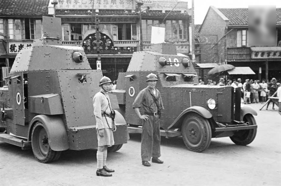 男子站在装甲车前。法国装甲车在法租界巡逻街道。1937年。