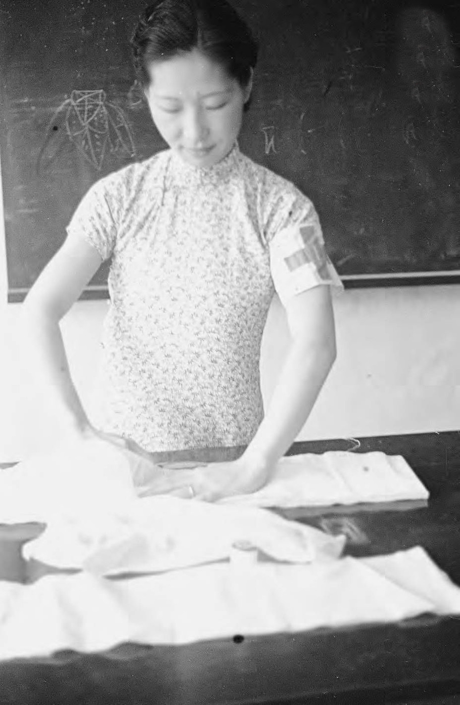 女子切割制作绷带。1937年。