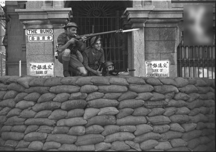 上海外国军团在外滩街垒的背后。1937年。