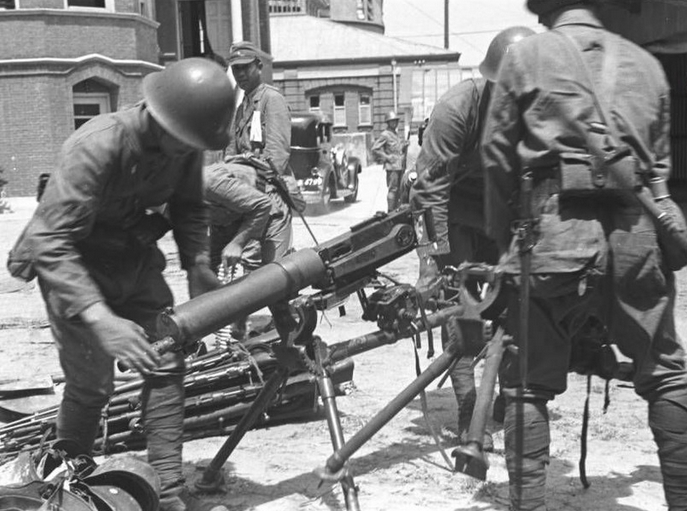 日本士兵检查机枪。1937年。