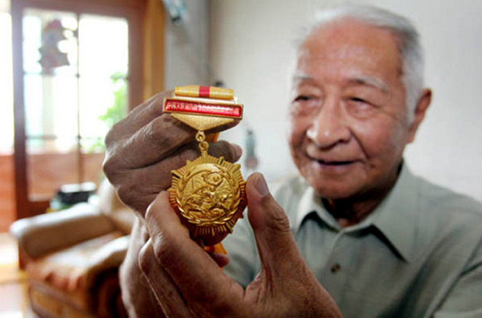 抗日老兵喜获纪念抗战胜利70周年纪念章