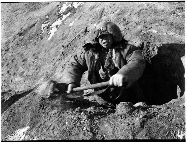 绥远前线挖战壕的中国年轻士兵。方大曾摄于1936年12月。一位只有十几岁的少年，国恨家仇使他拿起武器走向杀敌战场，面对即将打响的战役，他面带笑容、毫无畏惧。