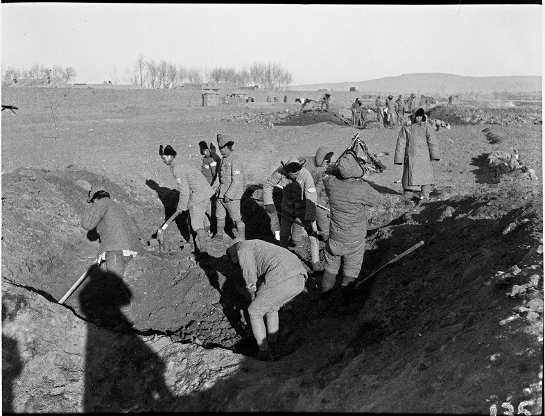 绥远前线修整工事的中国士兵们。方大曾摄于1936年12月。