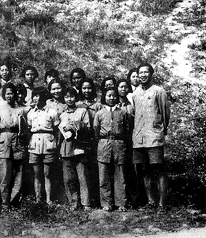 1939年4月，前排右起第一人为冼星海。这是《黄河大合唱》诞生后的首次排练