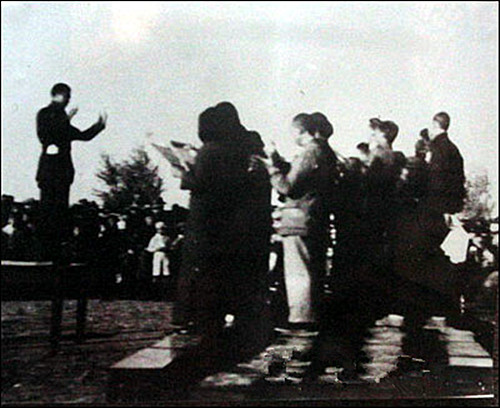 抗战时冼星海在大冶钢厂指挥歌咏队 为工人演唱抗日救亡歌曲