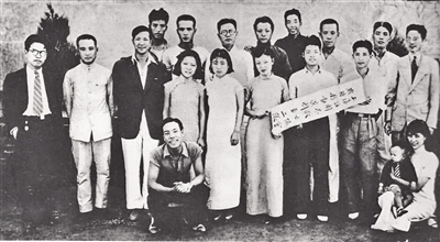 夏野士加入的上海救亡演剧队，图为部分队员合影，左三为著名音乐家冼星海，后排左三为剧作家洪深。