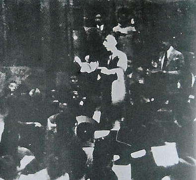1937年8月8日，《大刀进行曲》作者麦新在文庙指挥千人大演唱