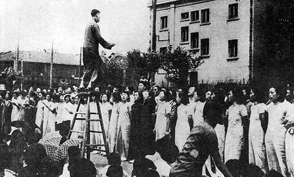 1930年代，长沙青年会的年轻人在指挥刘良模的带领下唱《义勇军进行曲》。
