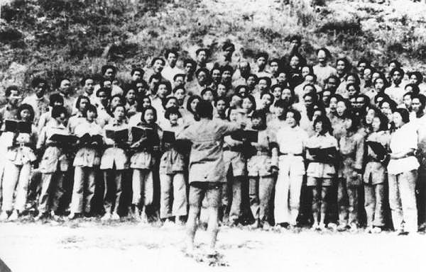 抗战歌曲极大鼓舞了中国人的抗日士气，图为延安军民高歌《黄河大合唱》。