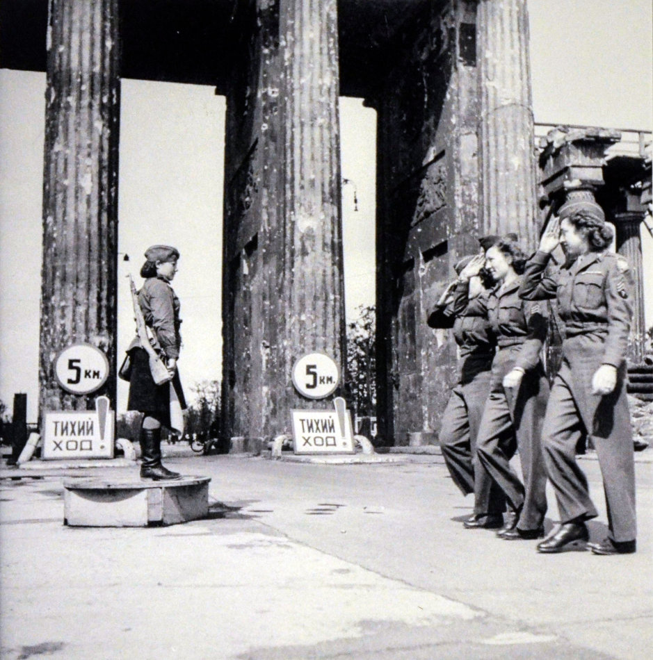 “历史不容忘却”《世界反法西斯战争》摄影展 (36)