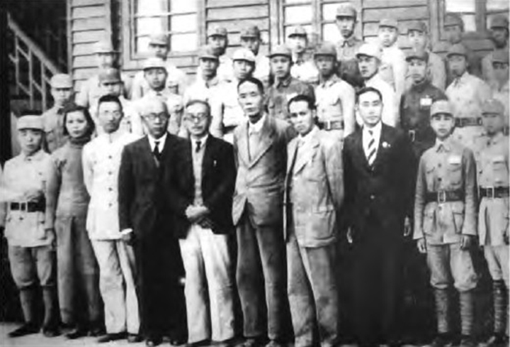 陈嘉庚与内迁大田的集美职业学校学生合影（1940年11月）