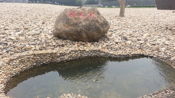 纪念馆的广场边上有一个祭灵泉，常年喷涌着汩汩清泉，向人们诉说着七十六年前那一段惨绝人寰的历史故事。