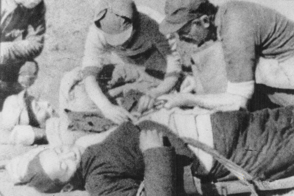 1939年2月，白求恩率“东征医疗队”在前线抢救伤员途中。 