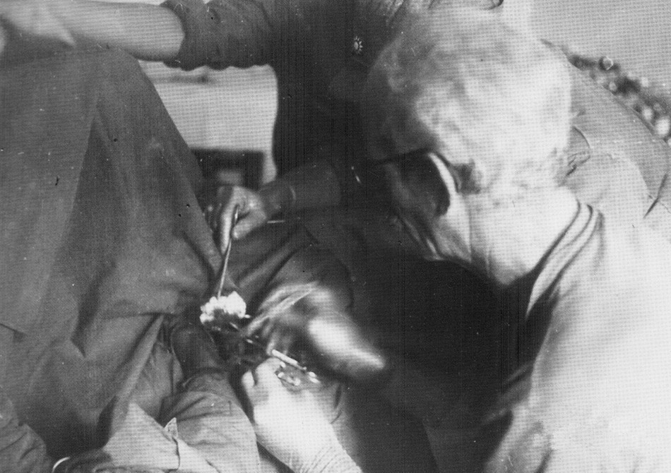 1939年11月，白求恩左手指受伤，仍坚持为伤员手术。 