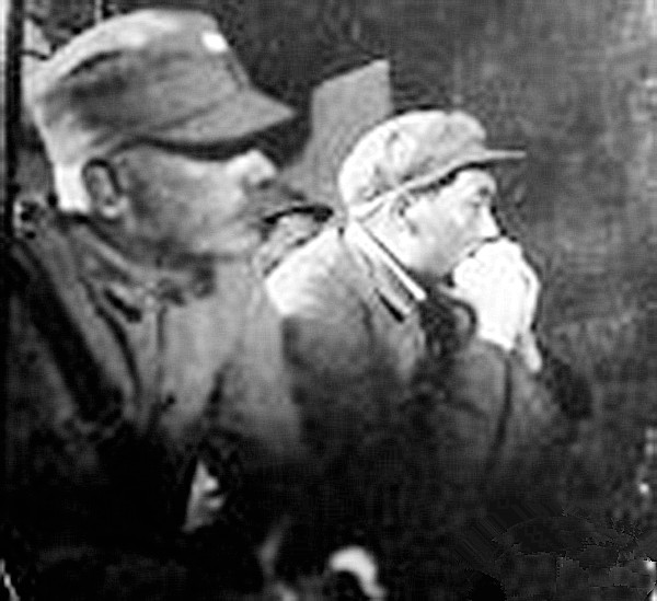 《毛泽东与白求恩》照片在中国首次发现，填补毛泽东主席和白求恩交往的图像空白。照片背面有白求恩亲笔签字：毛泽东和白求恩，延安，1938年5月1日。据考证，照片由白求恩自带的“柯达莱丁娜”相机拍摄，现由他的好友利廉之子比尔持有。