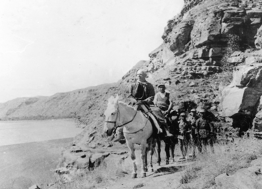 白求恩骑着聂荣臻赠送的白马，巡回医疗在太行山区。 