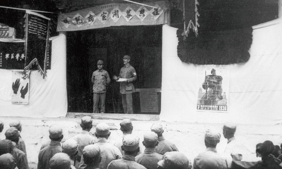 1938年9月，白求恩在晋察冀军区模范医院开幕典礼讲话。 