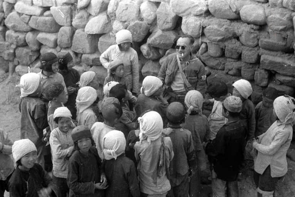 1944年，儿童围着来访的战地记者。