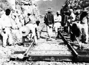 八路军和民众拆除铁路路轨