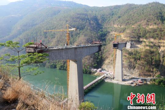 图为大临铁路澜沧江双线大桥正在建设中。　缪超 摄
