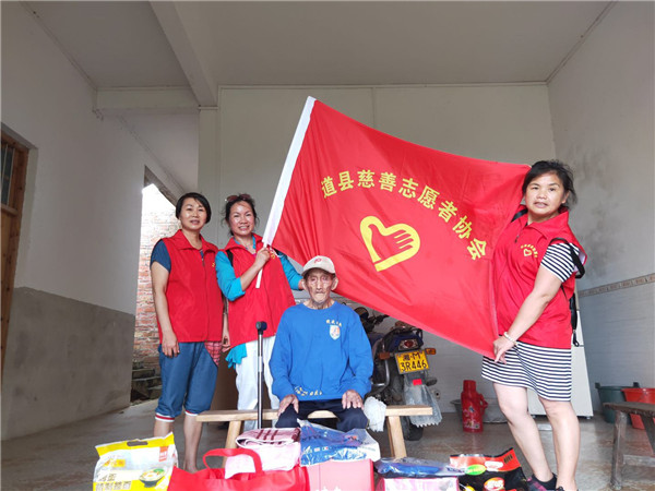 端午节前道县志愿者慰问8个抗战老兵