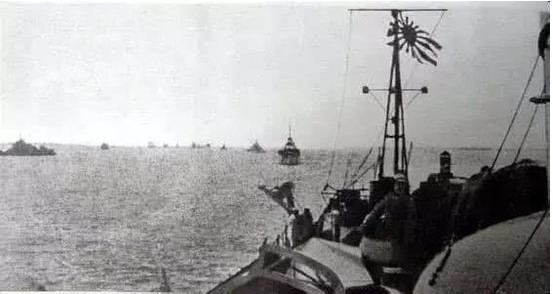 开往上海战场的日本军舰