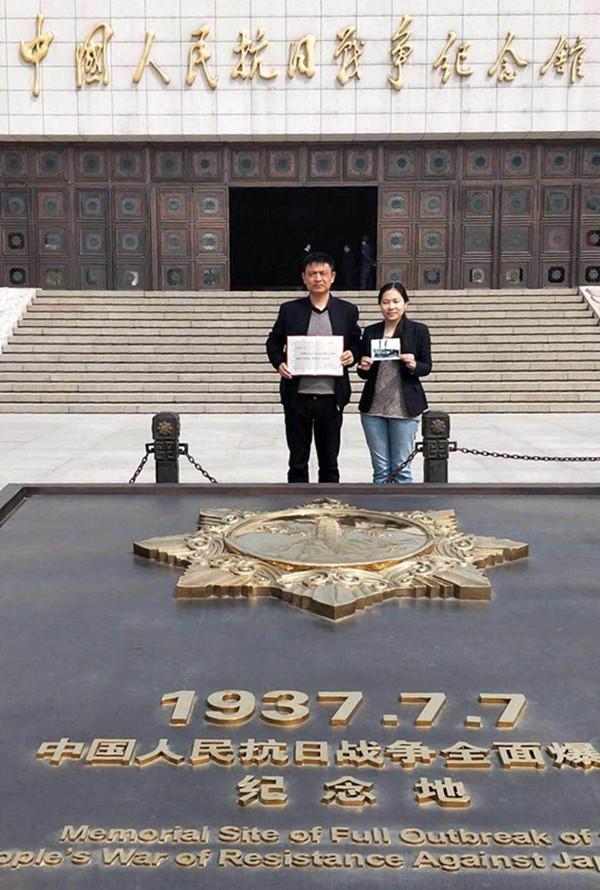 江苏道德模范徐振理向中国抗战馆捐赠海上抗战照片